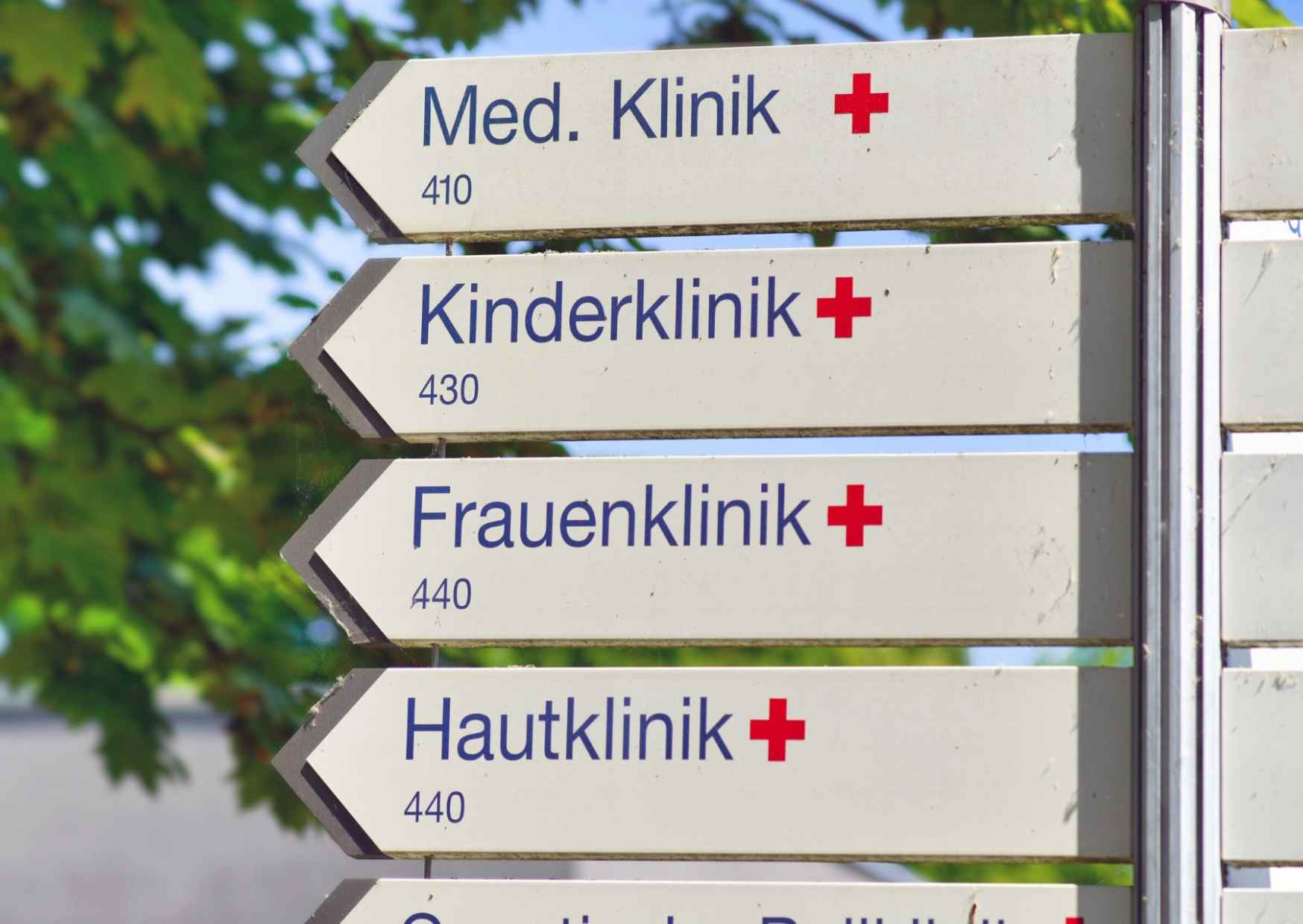„Hast Du einen Parkplatz gefunden?“, fragt der Patient im Krankenhaus den Besucher.